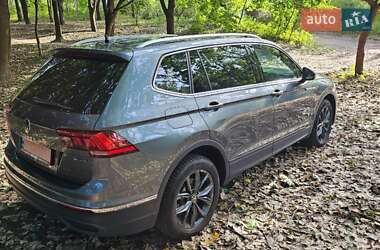 Внедорожник / Кроссовер Volkswagen Tiguan 2022 в 