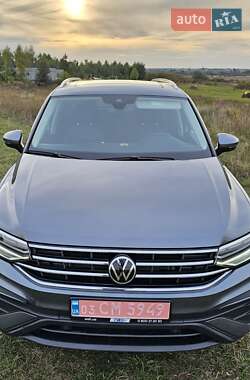 Внедорожник / Кроссовер Volkswagen Tiguan 2022 в 