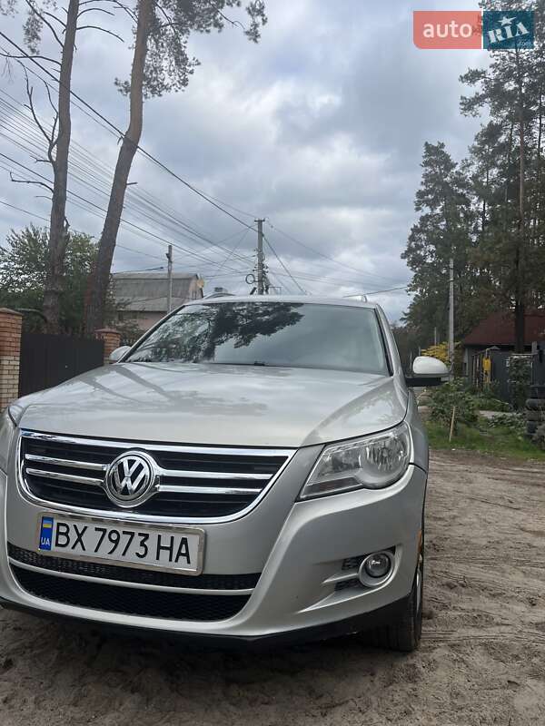 Внедорожник / Кроссовер Volkswagen Tiguan 2010 в Ирпене