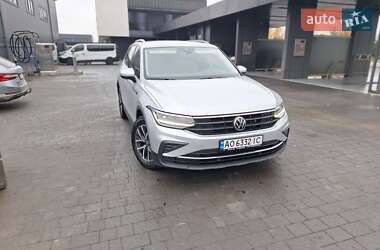 Позашляховик / Кросовер Volkswagen Tiguan 2022 в 