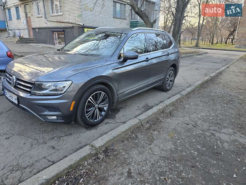 Внедорожник / Кроссовер Volkswagen Tiguan 2017 в 