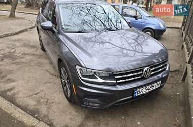 Внедорожник / Кроссовер Volkswagen Tiguan 2017 в 