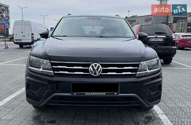 Внедорожник / Кроссовер Volkswagen Tiguan 2017 в 
