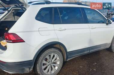 Внедорожник / Кроссовер Volkswagen Tiguan 2018 в 