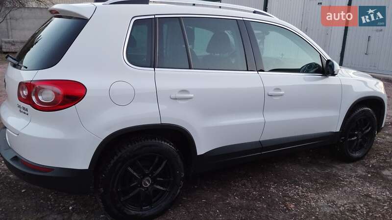 Внедорожник / Кроссовер Volkswagen Tiguan 2010 в Овруче