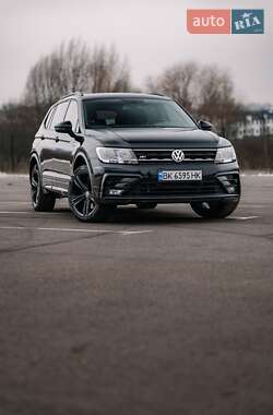 Внедорожник / Кроссовер Volkswagen Tiguan 2019 в 