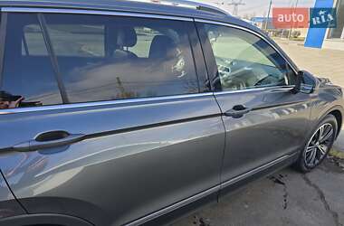 Внедорожник / Кроссовер Volkswagen Tiguan 2017 в 