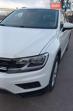 Внедорожник / Кроссовер Volkswagen Tiguan 2018 в 