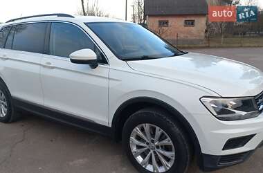 Внедорожник / Кроссовер Volkswagen Tiguan 2018 в 