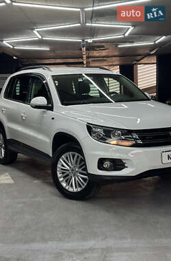 Внедорожник / Кроссовер Volkswagen Tiguan 2015 в 
