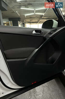 Внедорожник / Кроссовер Volkswagen Tiguan 2015 в 