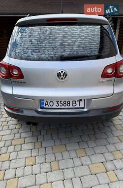Позашляховик / Кросовер Volkswagen Tiguan 2009 в 