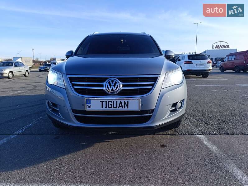 Внедорожник / Кроссовер Volkswagen Tiguan 2009 в Звягеле