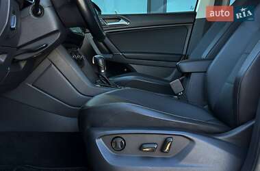 Внедорожник / Кроссовер Volkswagen Tiguan 2018 в 