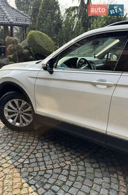 Позашляховик / Кросовер Volkswagen Tiguan 2017 в 