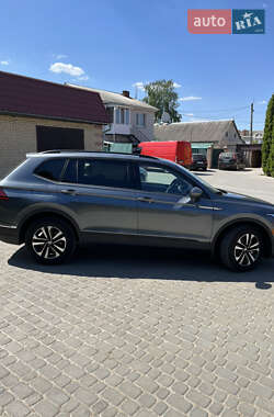 Внедорожник / Кроссовер Volkswagen Tiguan 2022 в 