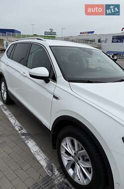 Внедорожник / Кроссовер Volkswagen Tiguan 2018 в 