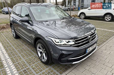 Внедорожник / Кроссовер Volkswagen Tiguan 2021 в 