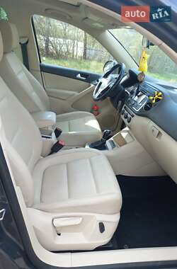 Внедорожник / Кроссовер Volkswagen Tiguan 2013 в 