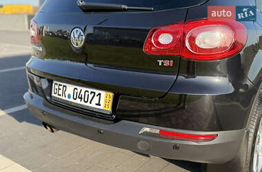 Внедорожник / Кроссовер Volkswagen Tiguan 2009 в 