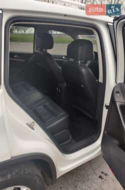 Внедорожник / Кроссовер Volkswagen Tiguan 2015 в 