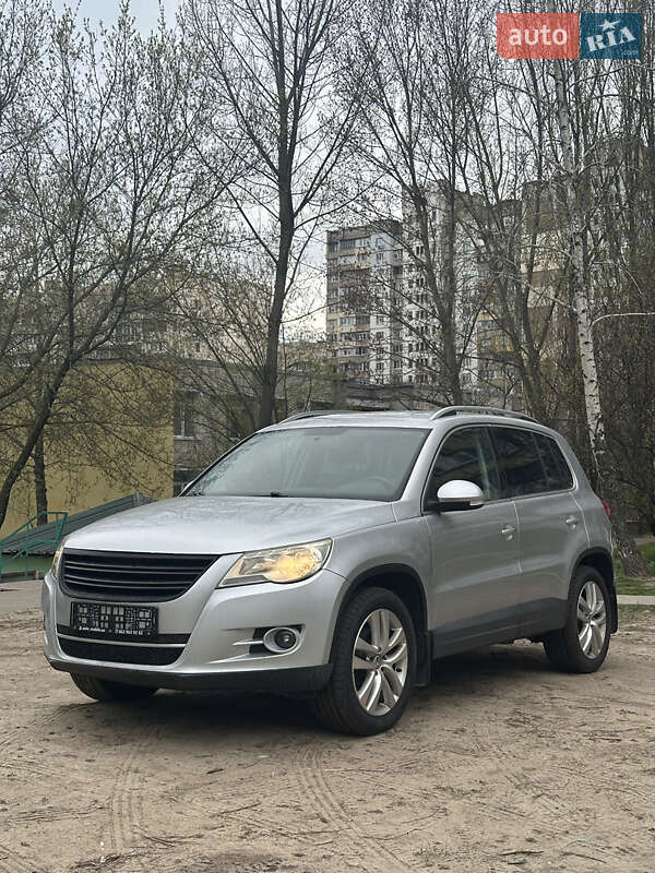 Внедорожник / Кроссовер Volkswagen Tiguan 2010 в 