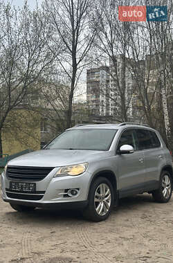 Внедорожник / Кроссовер Volkswagen Tiguan 2010 в 
