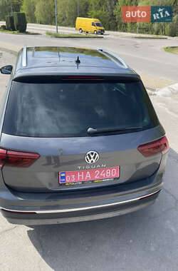 Внедорожник / Кроссовер Volkswagen Tiguan 2018 в 
