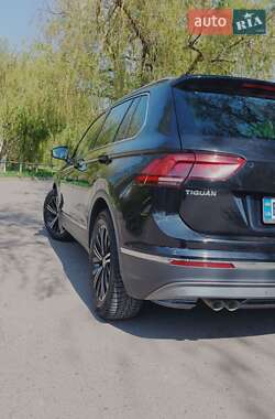 Внедорожник / Кроссовер Volkswagen Tiguan 2017 в 
