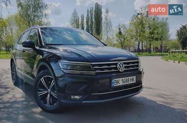 Внедорожник / Кроссовер Volkswagen Tiguan 2017 в 