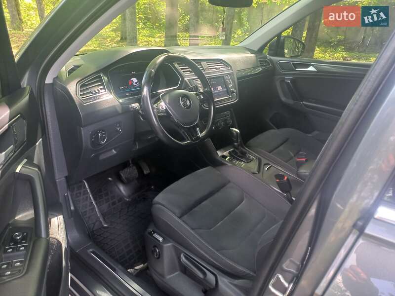 Внедорожник / Кроссовер Volkswagen Tiguan 2017 в Краснограде
