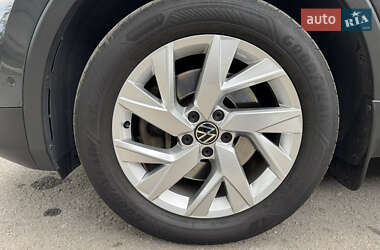 Внедорожник / Кроссовер Volkswagen Tiguan 2021 в 