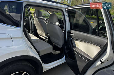 Внедорожник / Кроссовер Volkswagen Tiguan 2017 в 