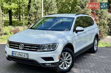 Внедорожник / Кроссовер Volkswagen Tiguan 2017 в 