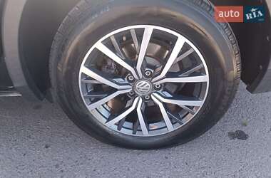 Внедорожник / Кроссовер Volkswagen Tiguan 2020 в 
