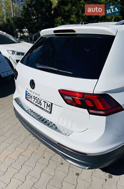 Внедорожник / Кроссовер Volkswagen Tiguan 2021 в 