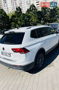 Внедорожник / Кроссовер Volkswagen Tiguan 2021 в 