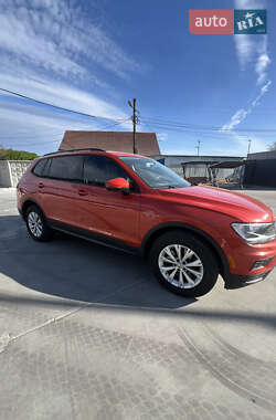 Внедорожник / Кроссовер Volkswagen Tiguan 2017 в 