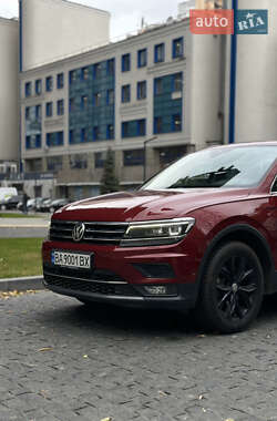 Внедорожник / Кроссовер Volkswagen Tiguan 2019 в 