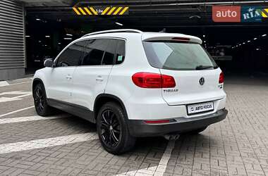 Позашляховик / Кросовер Volkswagen Tiguan 2015 в 