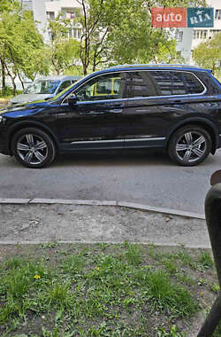Позашляховик / Кросовер Volkswagen Tiguan 2016 в 