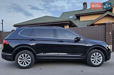 Внедорожник / Кроссовер Volkswagen Tiguan 2018 в 
