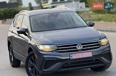 Позашляховик / Кросовер Volkswagen Tiguan 2022 в 