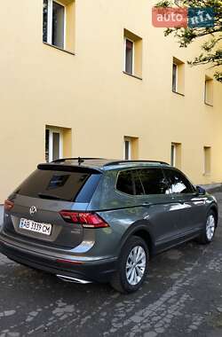 Внедорожник / Кроссовер Volkswagen Tiguan 2018 в 