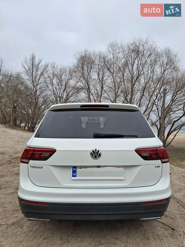 Внедорожник / Кроссовер Volkswagen Tiguan 2017 в Новых Петровцах
