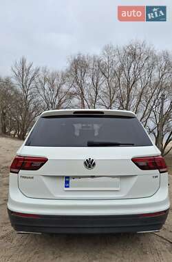 Внедорожник / Кроссовер Volkswagen Tiguan 2017 в 