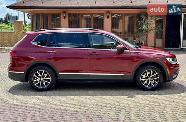 Внедорожник / Кроссовер Volkswagen Tiguan 2017 в 