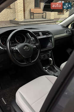 Внедорожник / Кроссовер Volkswagen Tiguan 2019 в 