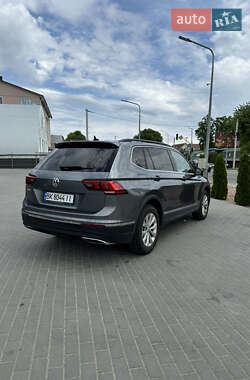 Внедорожник / Кроссовер Volkswagen Tiguan 2017 в 