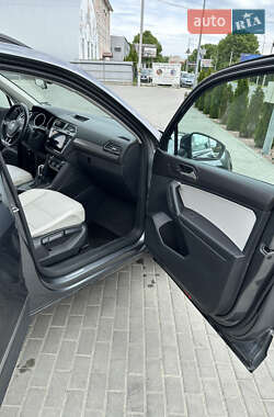 Внедорожник / Кроссовер Volkswagen Tiguan 2017 в 